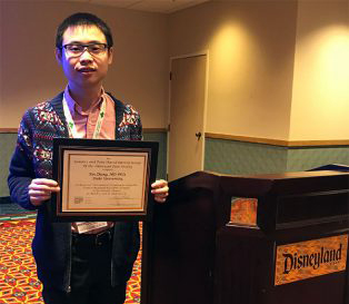Dr. Xin Zhang receiving the Best Abstract Award for his poster titled “Activation of Peripheral β2 and β3ARs Leads to Increased Nociceptor Activity”at the 2018 Pain & Genetics SIG of the 37th annual APS meeting.