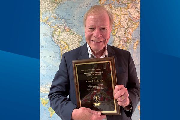 Dr. Richard Moon with his Excellence in Diving Medicine Award