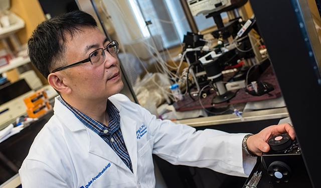 Dr. Ru-Rong Ji in his lab